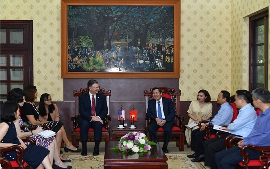Editor-in-Chief of Nhan Dan Newspaper Thuan Huu (R) receives US Ambassador to Vietnam Daniel Kritenbrink
