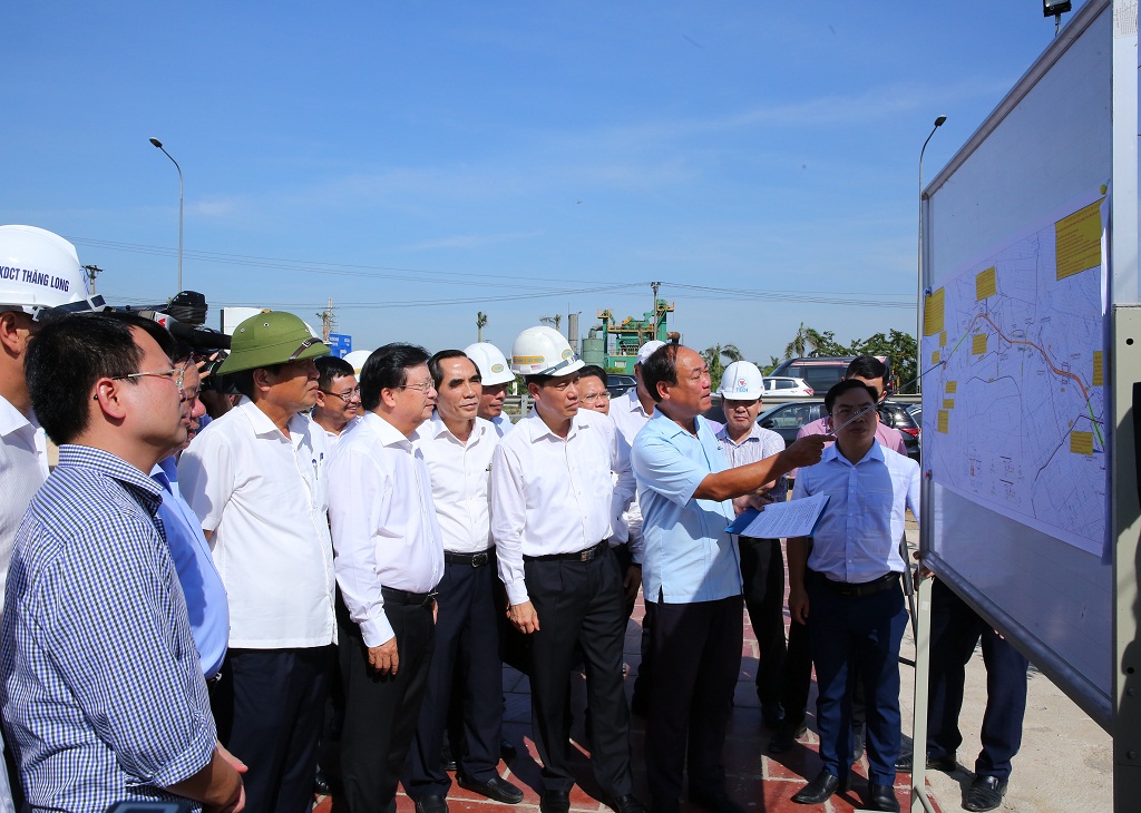 Deputy Prime Minister Trinh Dinh Dung inspects site clearance of Cao Bo-Mai Son Expressway - one of the 11 component projects of the North-South Expressway project.