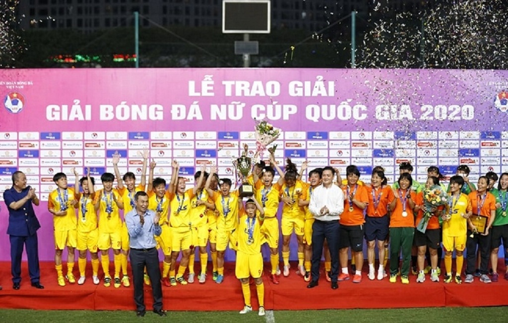 Permanent Vice President of the Vietnam Football Federation Tran Quoc Tuan presents the trophy to the Ho Chi Minh City team.