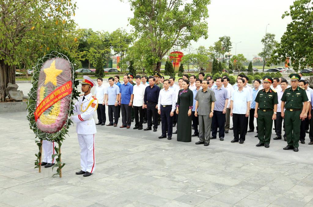Delegates observe a minute's silence in commemoration of herotic martyrs.