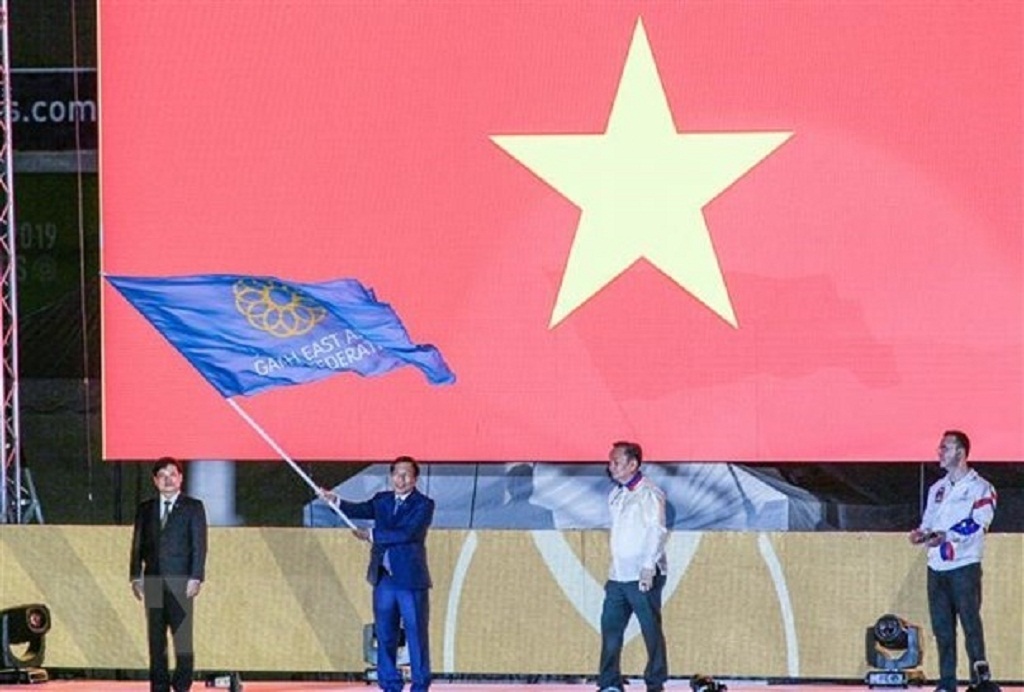 Minister of Culture, Sports and Tourism Nguyen Ngoc Thien receives the flag for the next hosting of the SEA Games 31 and ASEAN Para Games 11 at the closing ceremony of SEA Game 30 in the Philippines on December 11, 2019 .