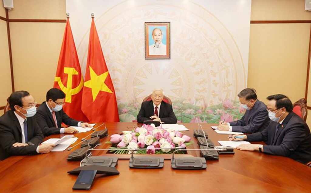 Party General Secretary and State President Nguyen Phu Trong (centre) at the phone talks with his Lao counterpart Bounnhang Vorachith on August 13.