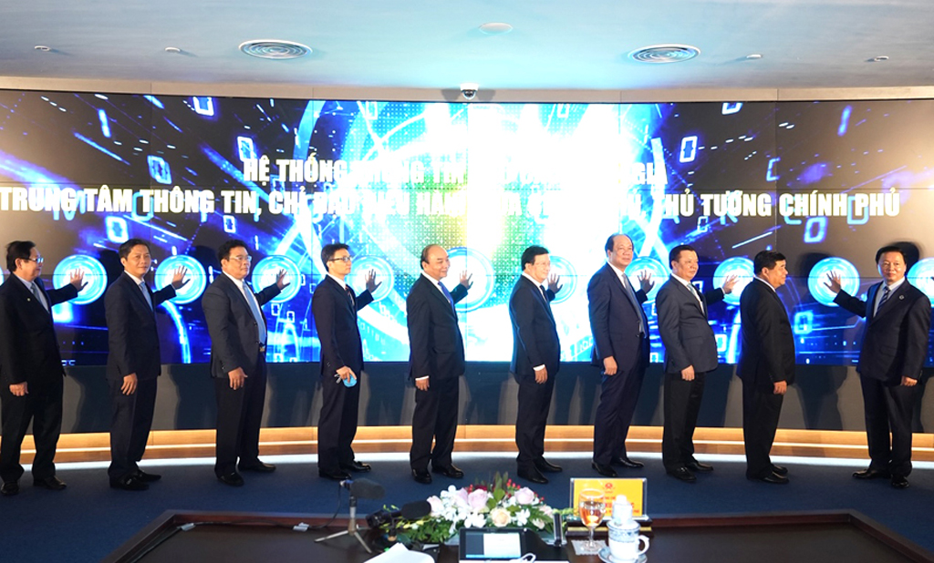 Prime Minister Nguyen Xuan Phuc and other Governmental members at the launching ceremony of the National Reporting Platform and the Center for Information and Directions from the Government, Ha Noi, August 19, 2020.