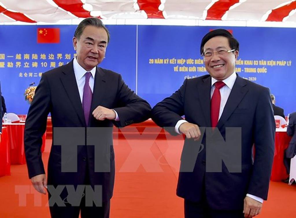 Deputy PM and FM Pham Binh Minh (right) and Chinese State Counsellor and FM Wang Yi on August 23 co-chair a ceremony to mark the 20th anniversary of the signing of the Vietnam-China Land Border Treaty.