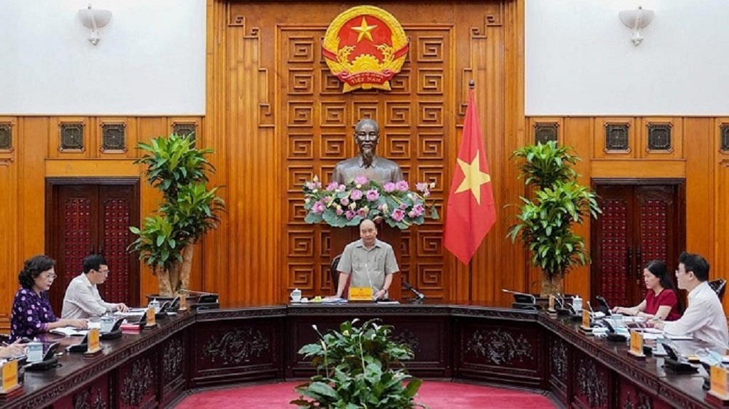PM Nguyen Xuan Phuc has called for resolve to perform the dual tasks of containing COVID-19 and preventing negative economic growth.