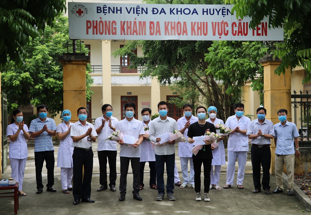 COVID-19 patients fulfill treatment at Cau Yen General Clinic in Hoa Lu district.