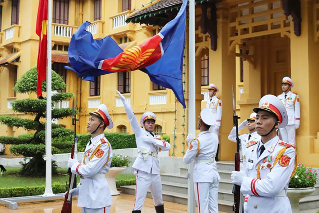 The ASEAN flag hoisting ceremony was held in Hanoi on August 7.
