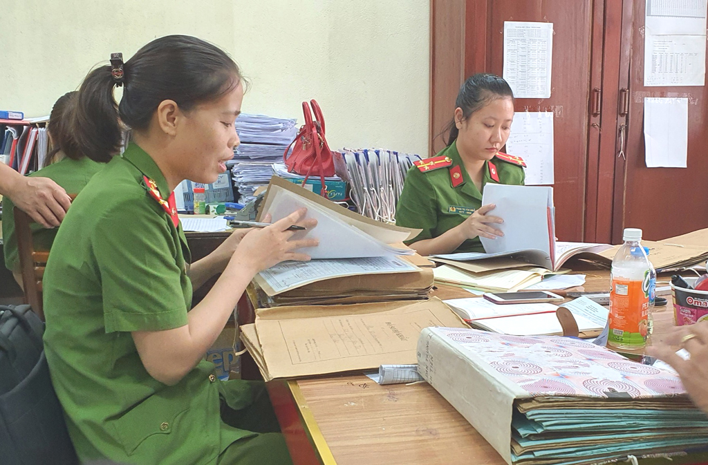 Công an thành phố Ninh Bình khẩn trương kiểm tra, rà soát, đối chiếu dữ liệu, thông tin dân cư đã được thu thập tại tàng thư.