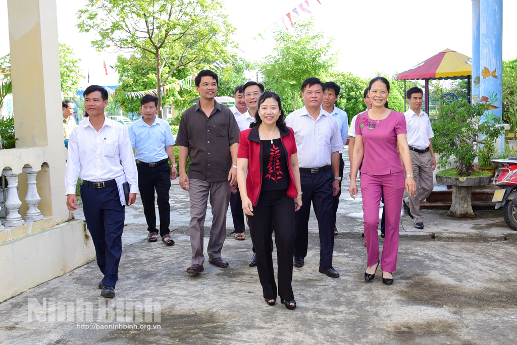 Delegation inspects in Khanh Thinh kindergarten.
