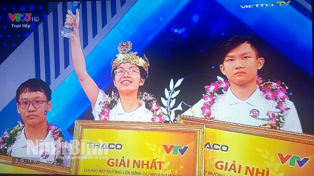 Nguyen Thi Thu Hang, a student of Kim Son A High School in Ninh Binh province wins the Road to Olympia Peak Contest 2020.