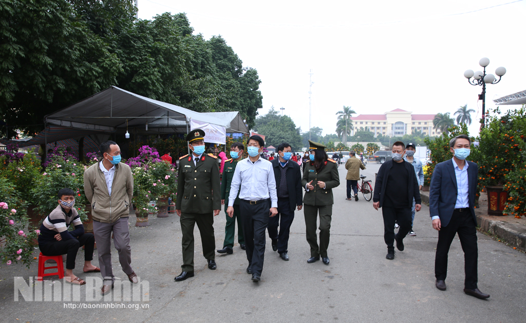 The delegation inspect in the Tet flower market.