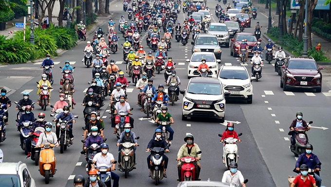 Hoang Van Thu Street, Tan Binh District in Ho Chi Minh City busy with vehicles.