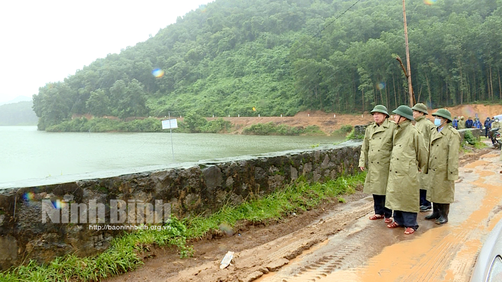 The delegation inspect some flood control building in Nho Quan district.
