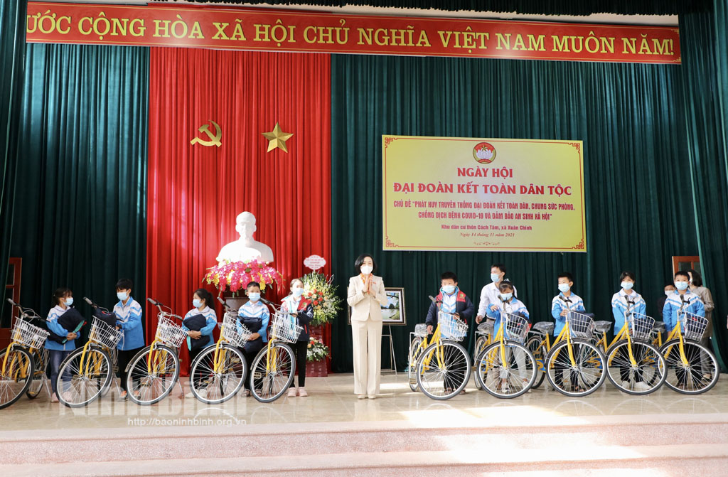 Provincial leaders joins Great Unity Festival in Kim Son district
