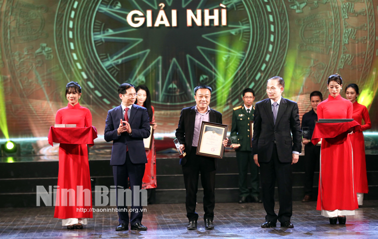 Nguyen Xuan Truong receives the second prize.