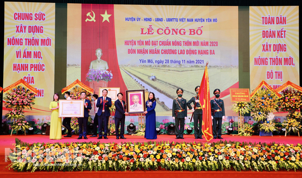 Vice President Vo Thi Anh Xuan handed over to Yen Mo leaders the PM'S decision recognising that the district completed all criteria of the new-style rural area building programme.