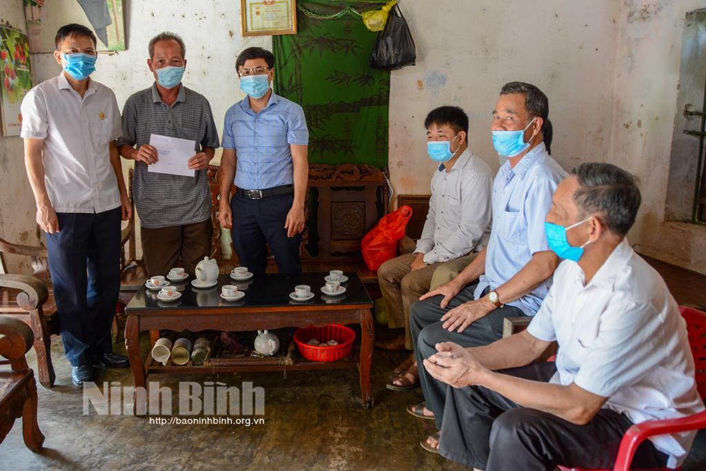 Hội Cựu chiến binh Nho Quan thăm hỏi, trao quà cho hội viên Đinh Văn Hán, có hoàn cảnh khó khăn tại xóm 9, xã Gia Lâm.