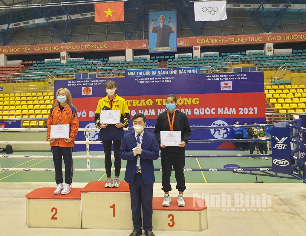 Ninh Binh athlete receives gold medal.