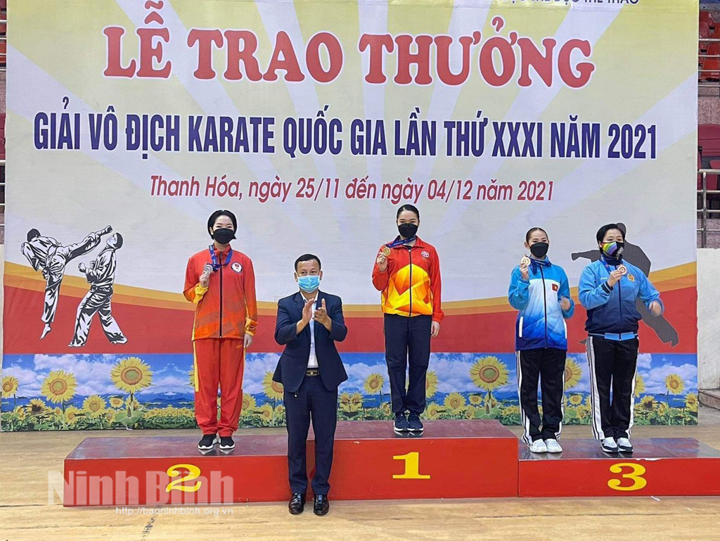 Ninh Binh teams win 3 medals at 2021 National Karate Championship.