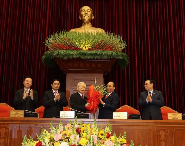 Prime Minister Nguyen Xuan Phuc, on behalf of the Politburo, congratulates Nguyen Phu Trong on his re-election as Party General Secretary.