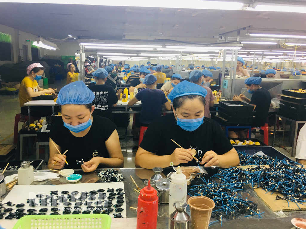 Production line of L.H Plastic company in Nho Quan district.