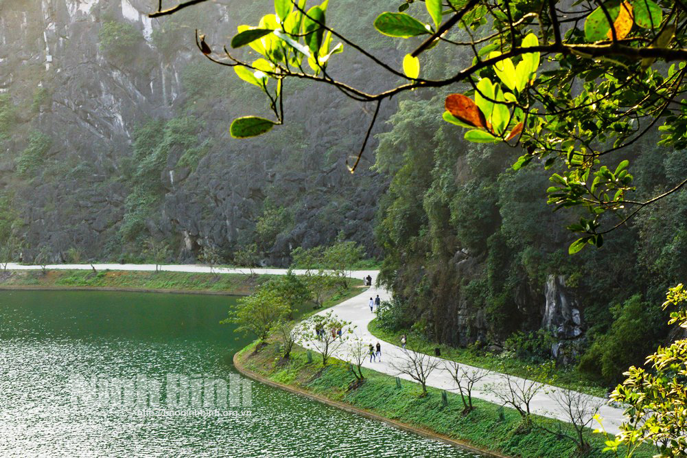 The romantic beauty of Am Tien cave, Hoa Lu district.
