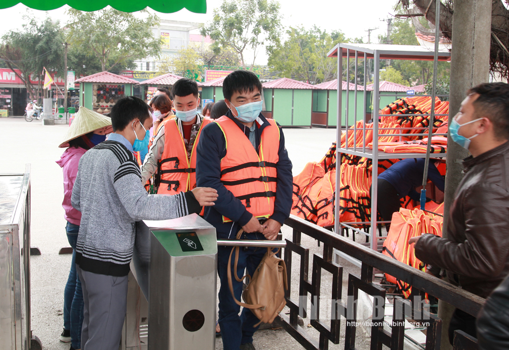Tourists asked to wear masks and wash their hands with disinfectant at Trang An lanscape.