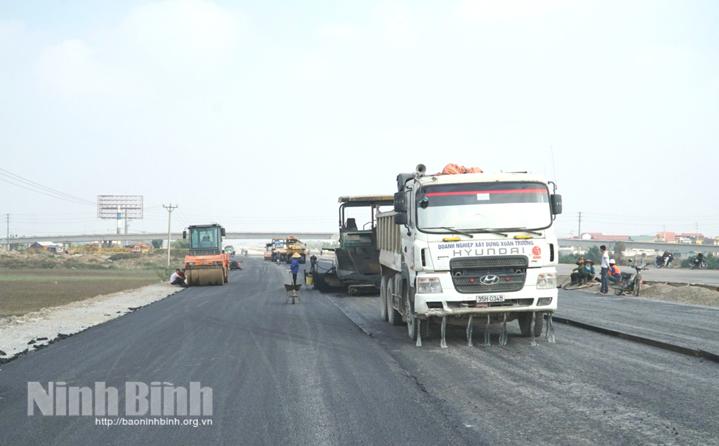 Contractors accelerate the progress of the project.