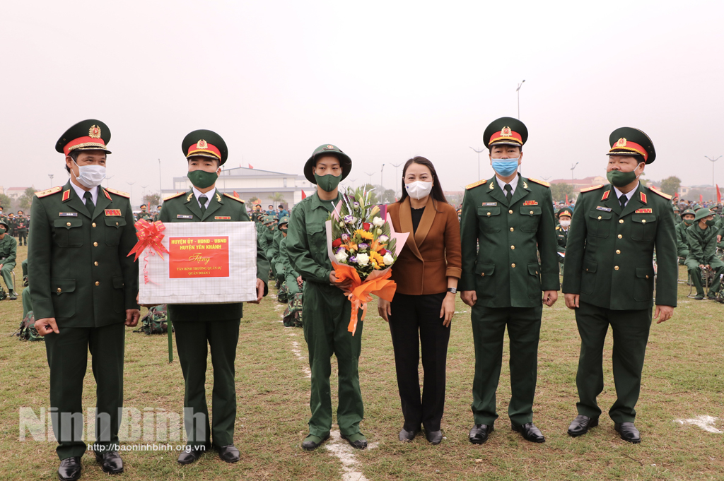 Deputy Minister of National Defence Lt. Gen. Vu Hai San; Secretary of the provincial Party Committee Nguyen Thi Thu Ha present flowers and gifts to recruits.
