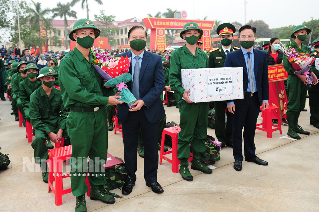 Ninh Binh 1400 young people join army and police forces