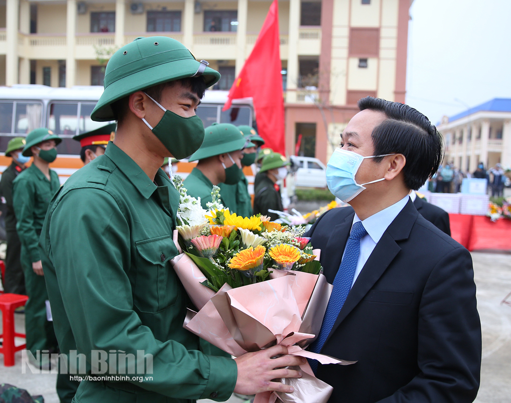 Ninh Binh 1400 young people join army and police forces