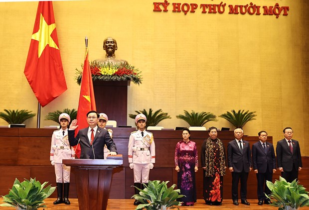 Newly-elected Chairman of the National Assembly Vuong Dinh Hue takes the oath of office.
