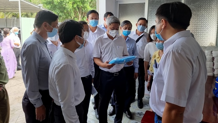 Deputy Minister Nguyen Truong Son (C) inspects a quarantine venue for foreign experts at My Tho Square Hotel, My Tho City, Tien Giang Province, on April 27, 2021.