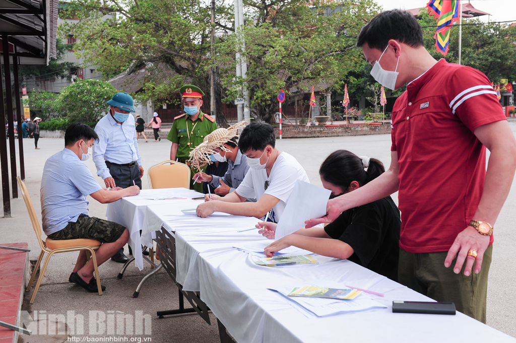 Visitors asked to make health declaration when travelling in Ninh Binh.