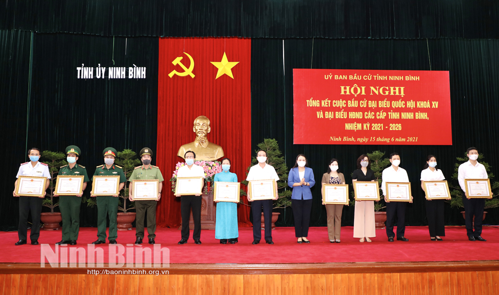 Presenting Certificates of Merit to collectives and individuals for their outstanding contributions to the election.