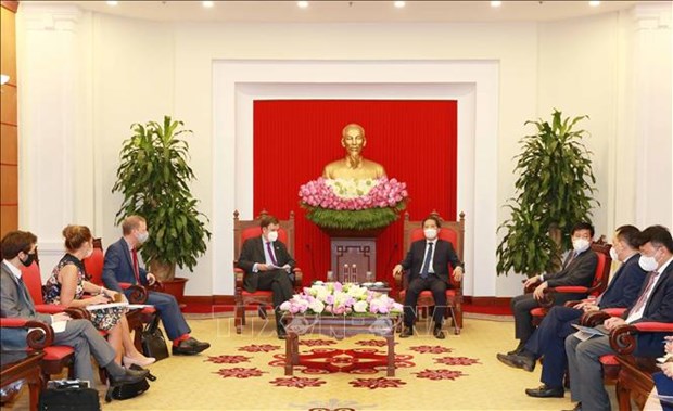 Head of the Party Central Committee's Economic Commission Tran Tuan Anh hosts in Hanoi on June 23 Minister of State for Trade Policy in the Department for International Trade of the UK Greg Hands