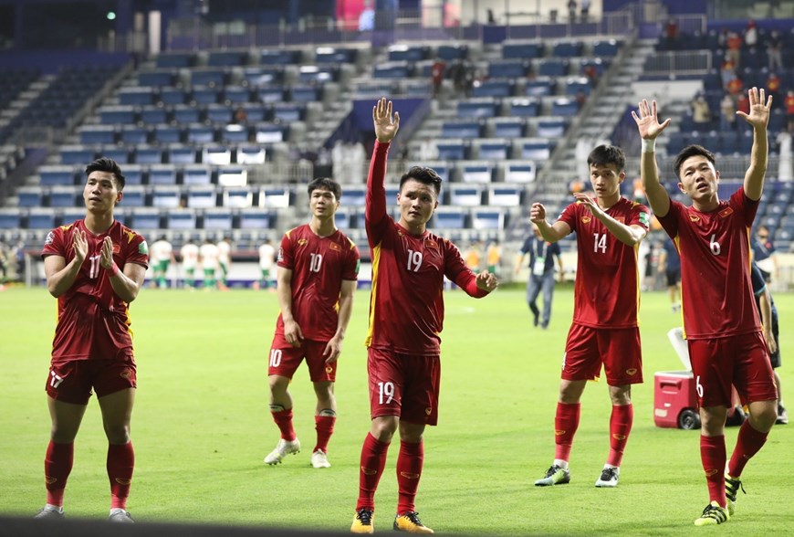The Vietnamese footballers celebrate their victory against Indonesia and thank fans after the match.