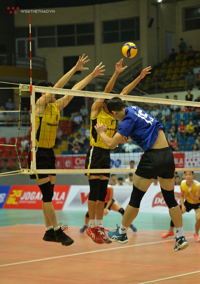 Trang An - Ninh Binh men's team (yellow) in the match with The Cong in the Volleyball Championship Hung Vuong Cup 2021