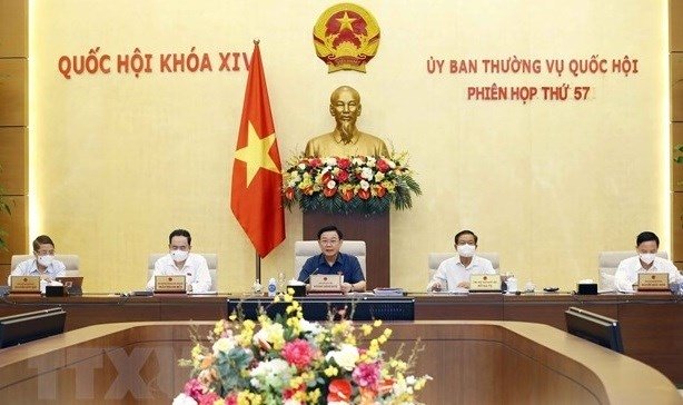 NA Chairman Vuong Dinh Hue (middle) chairs the 57th meeting of the NA Standing committee.