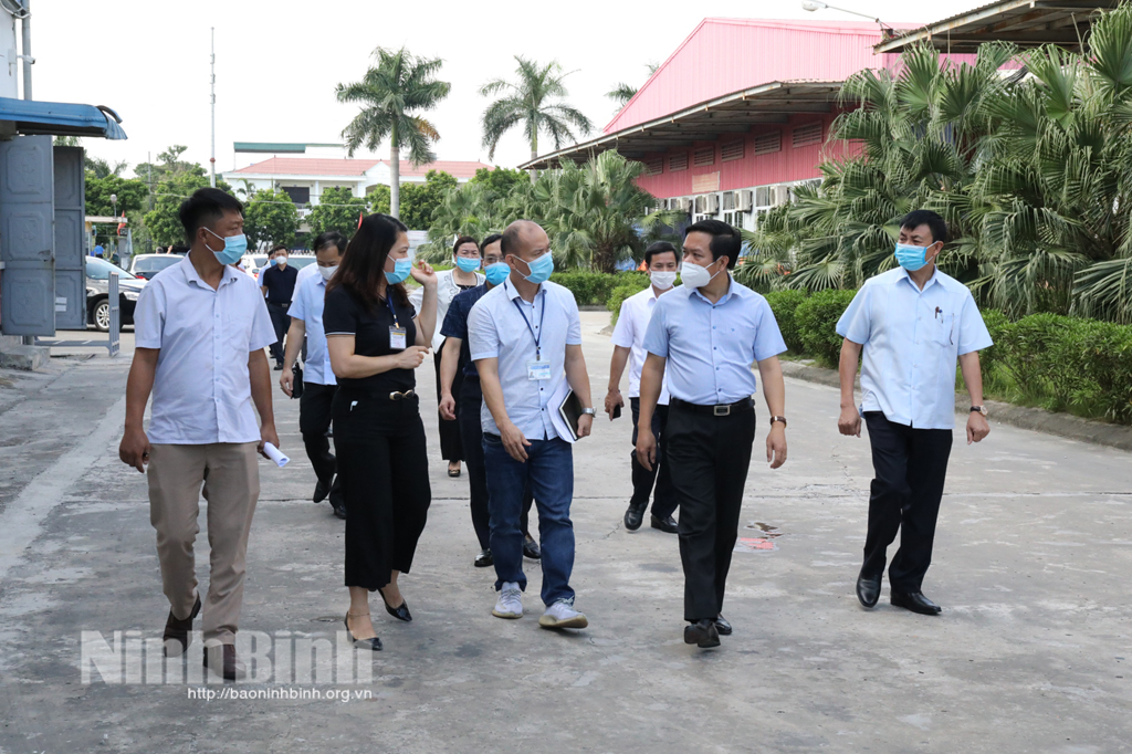 The delegation inspects COVID-19 prevention and control at Taiwan garment Co, Ltd.