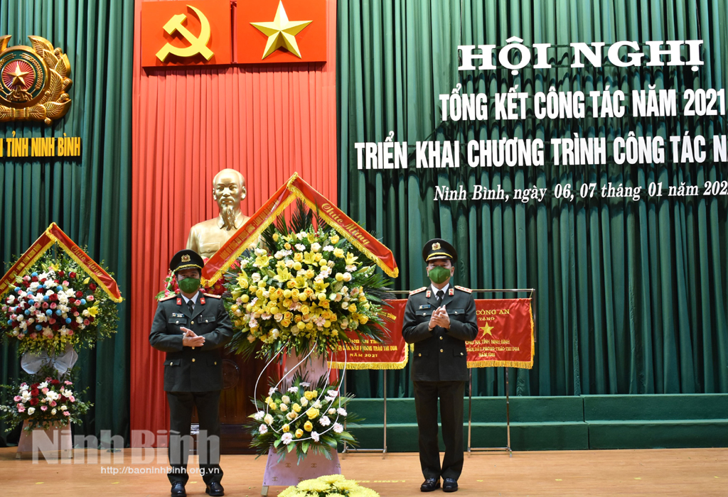 Deputy Minister Tran Quoc To presents flowers to Ninh binh department of public security.