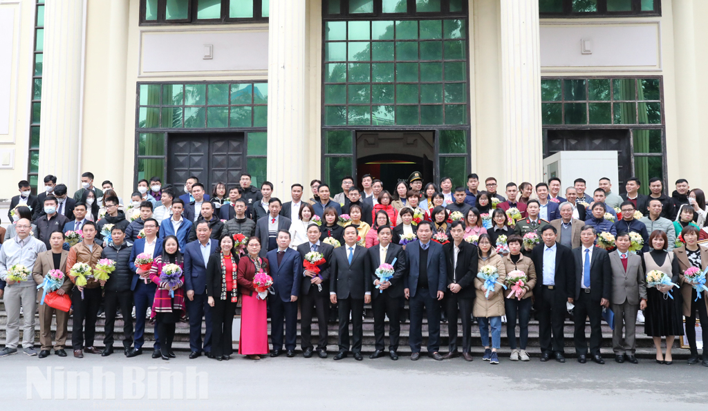 Provincial leaders take photo with outstanding organisations and individuals who had well performed their tasks of bringing citizens back to the province and joining the fight against the COVID-19 pandemic in southern localities.