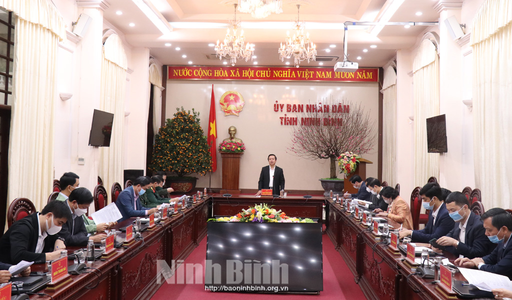 Meeting to discuss way to cope with COVID-19 prevention and control as Tet nears.