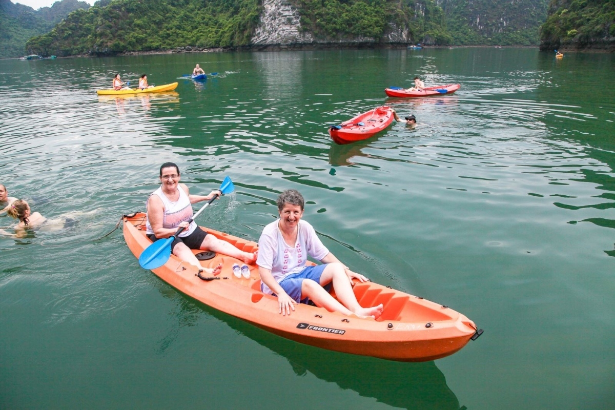 Australian tourists go kayaking at Lan Ha Bay in the northern province of Quang Ninh (Source: Era Cruises)