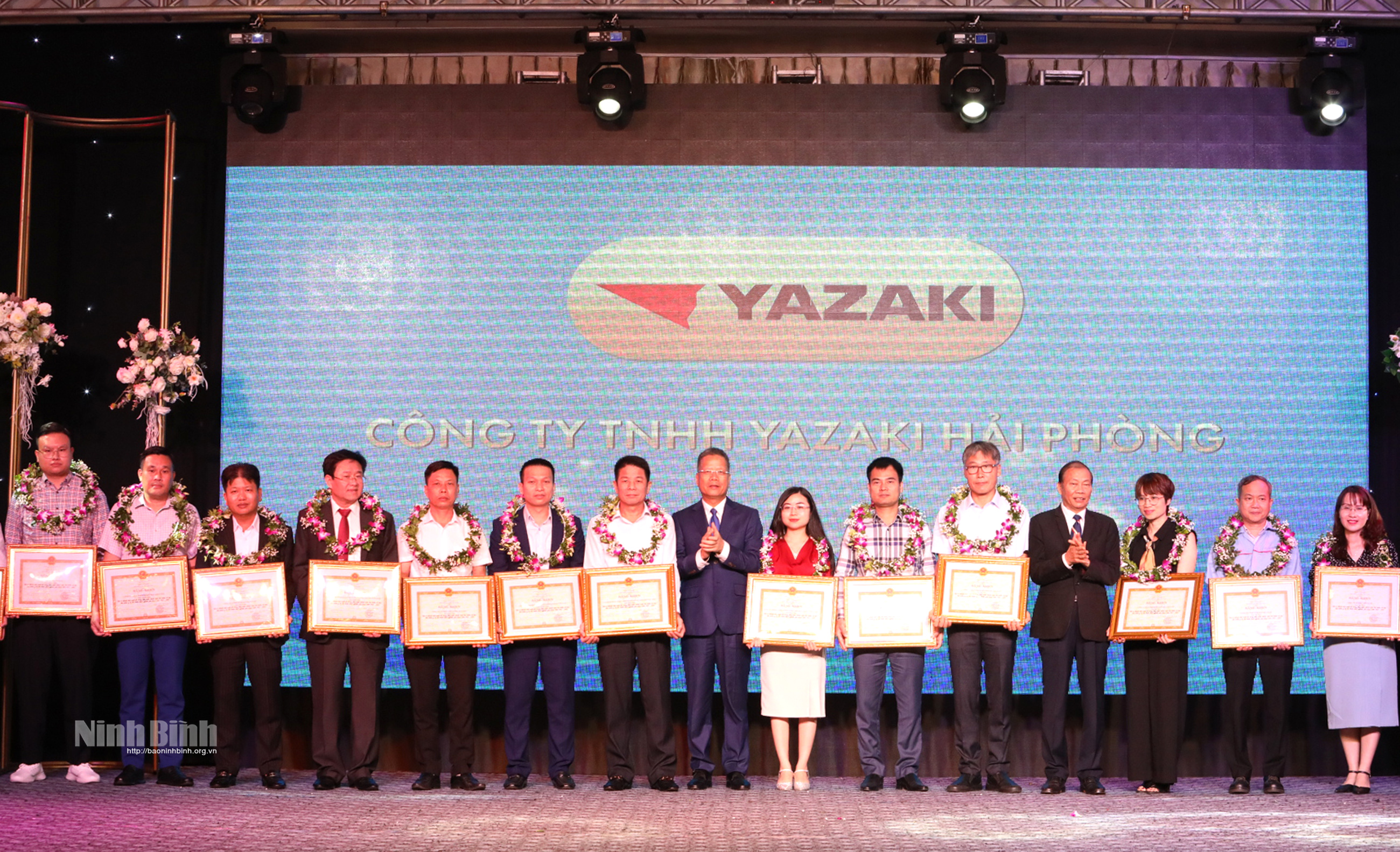 Leaders of the Vietnam Social Security and Vietnam General Confederation of Labour (VGCL) presented laurel wreaths and certificates of merit to representatives of 87 outstanding enterprises.