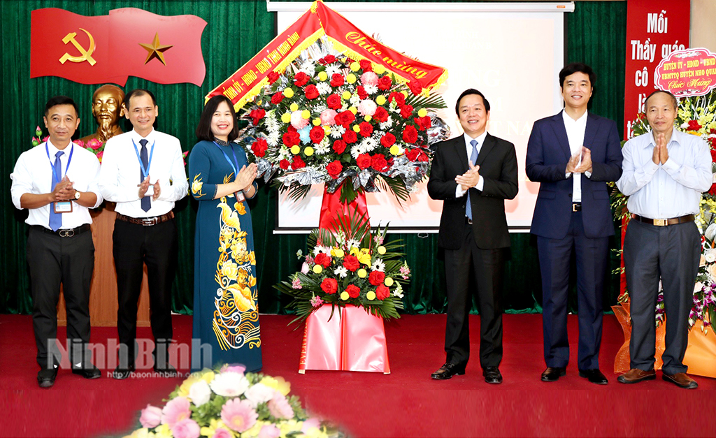 Chairman of the provincial People's Committee Pham Quang Ngoc congratulated teachers and staff members of Nho Quan B High School.