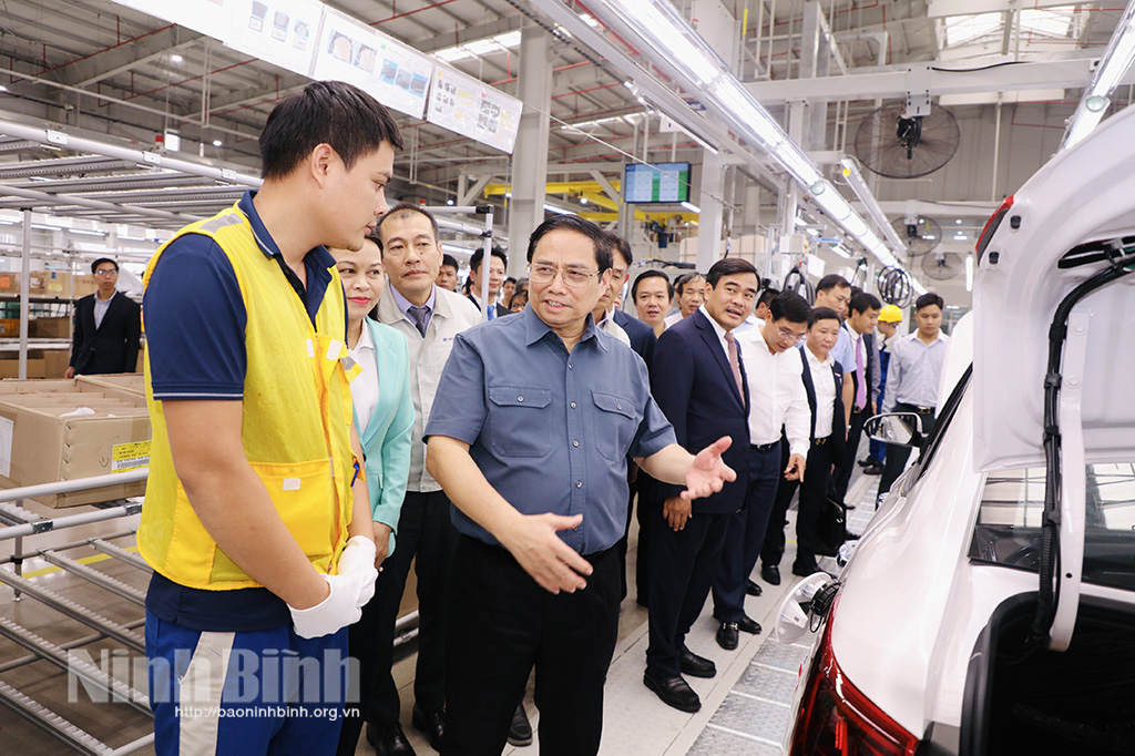 PM urges Ninh Binh to push ahead with economic restructuring