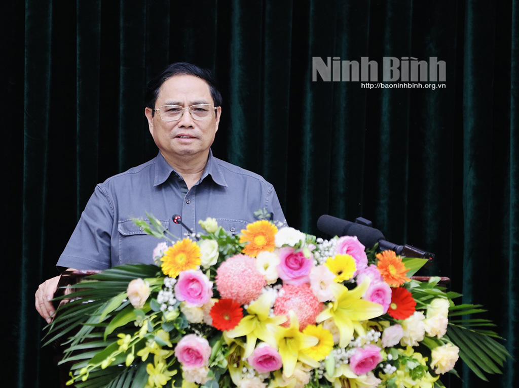 PM urges Ninh Binh to push ahead with economic restructuring