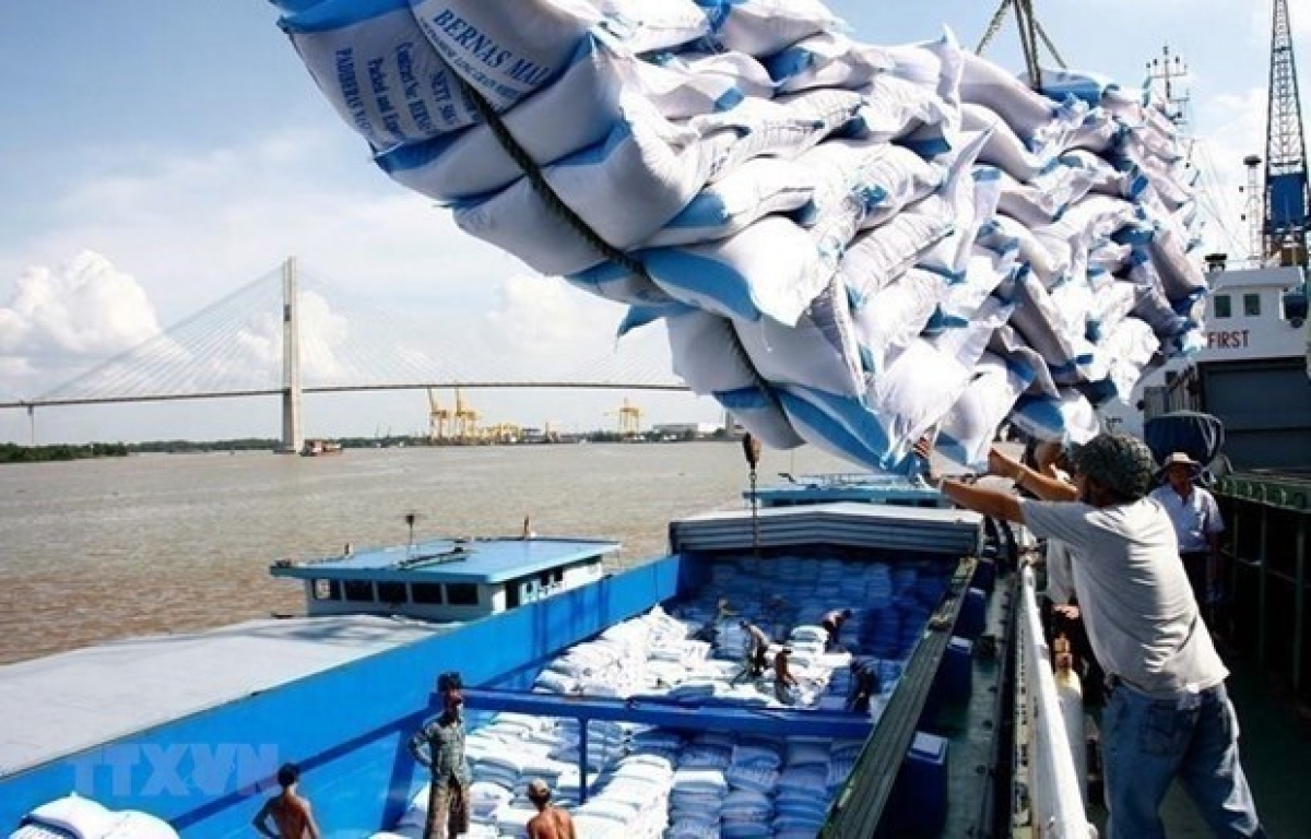 Loading rice for export in southern Vietnam. (Photo: VNA)