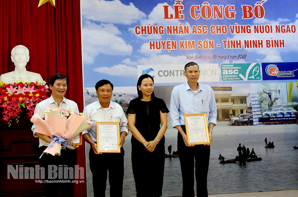 At the ceremony to handover the ASC certificate to clam farms in Kim Son district, Ninh Binh province.
